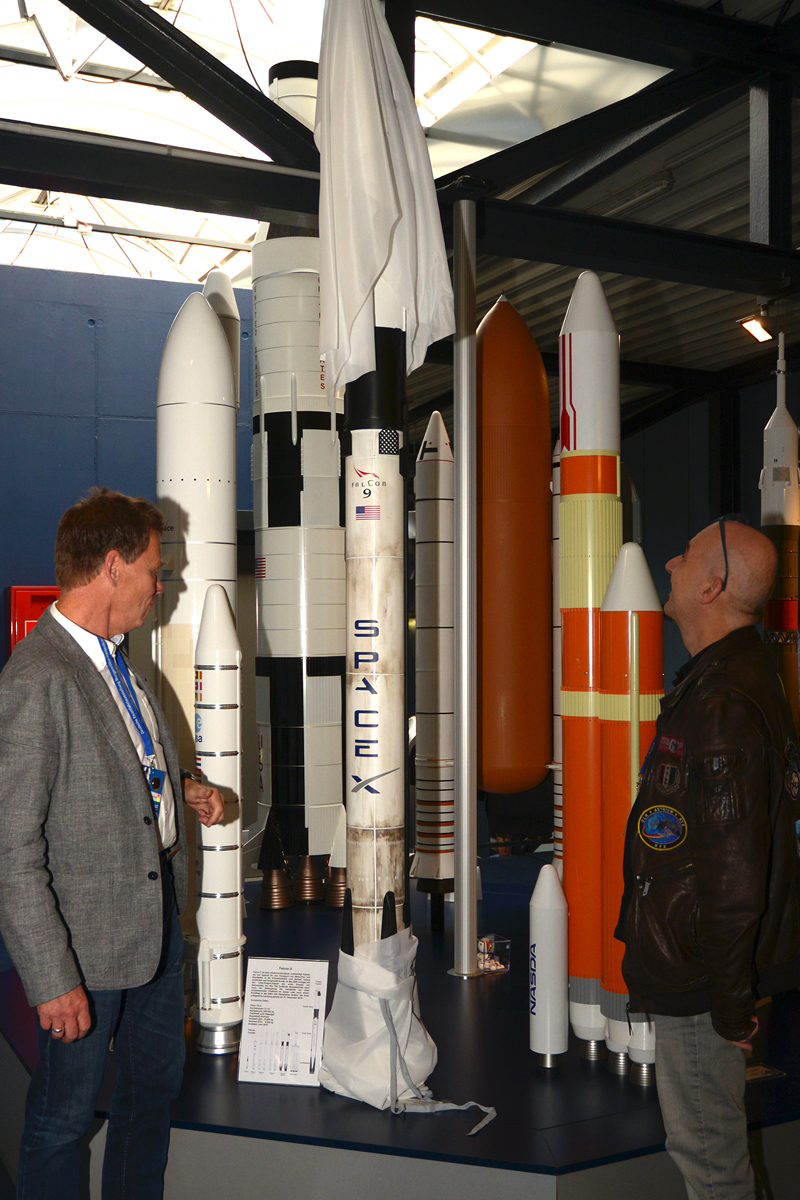 Falcon 9 auf Podest Deutsche Raumfahrtausstellung
