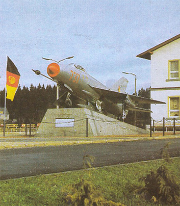 Foto: Kampfjet vor Ausstellungsgebäude