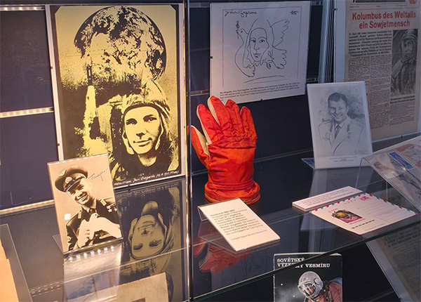 Foto: Ausstellung Exposition Juriy Gagarin, Handschuhe von Raumanzug