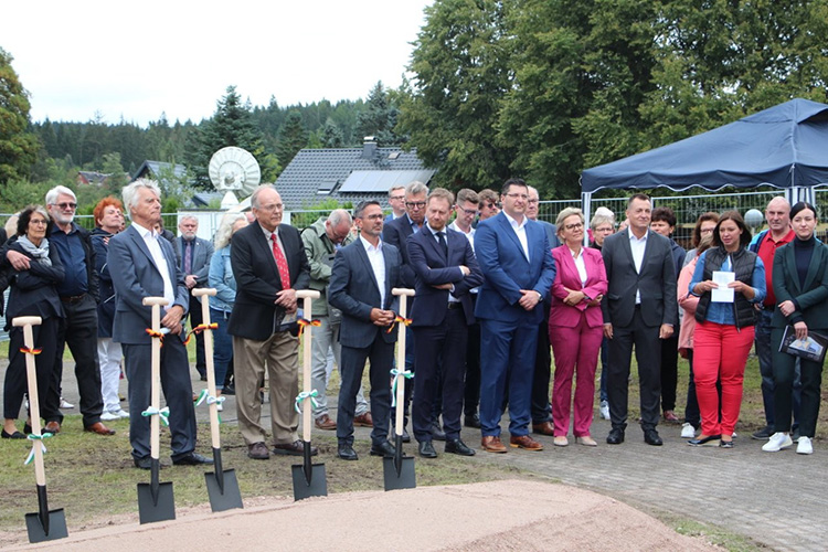 Foto: Erinnerungsschaufeln der Teilnehmer an der Grundsteinlegung